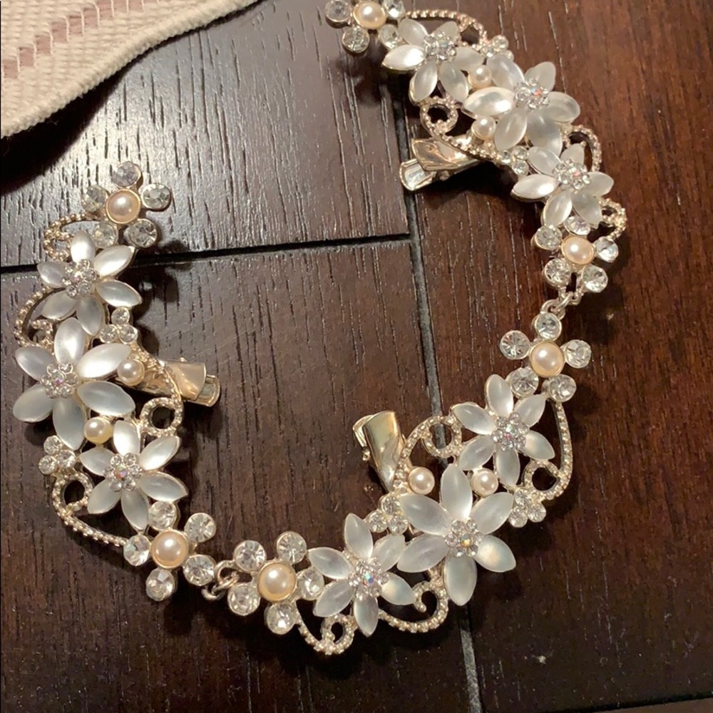 Beautiful head piece, wore it for my wedding